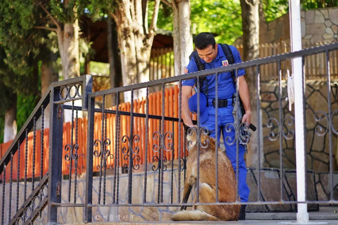 据说塞尔丘克的山坡上的许愿墙很灵验，好多土耳其人来此许愿
