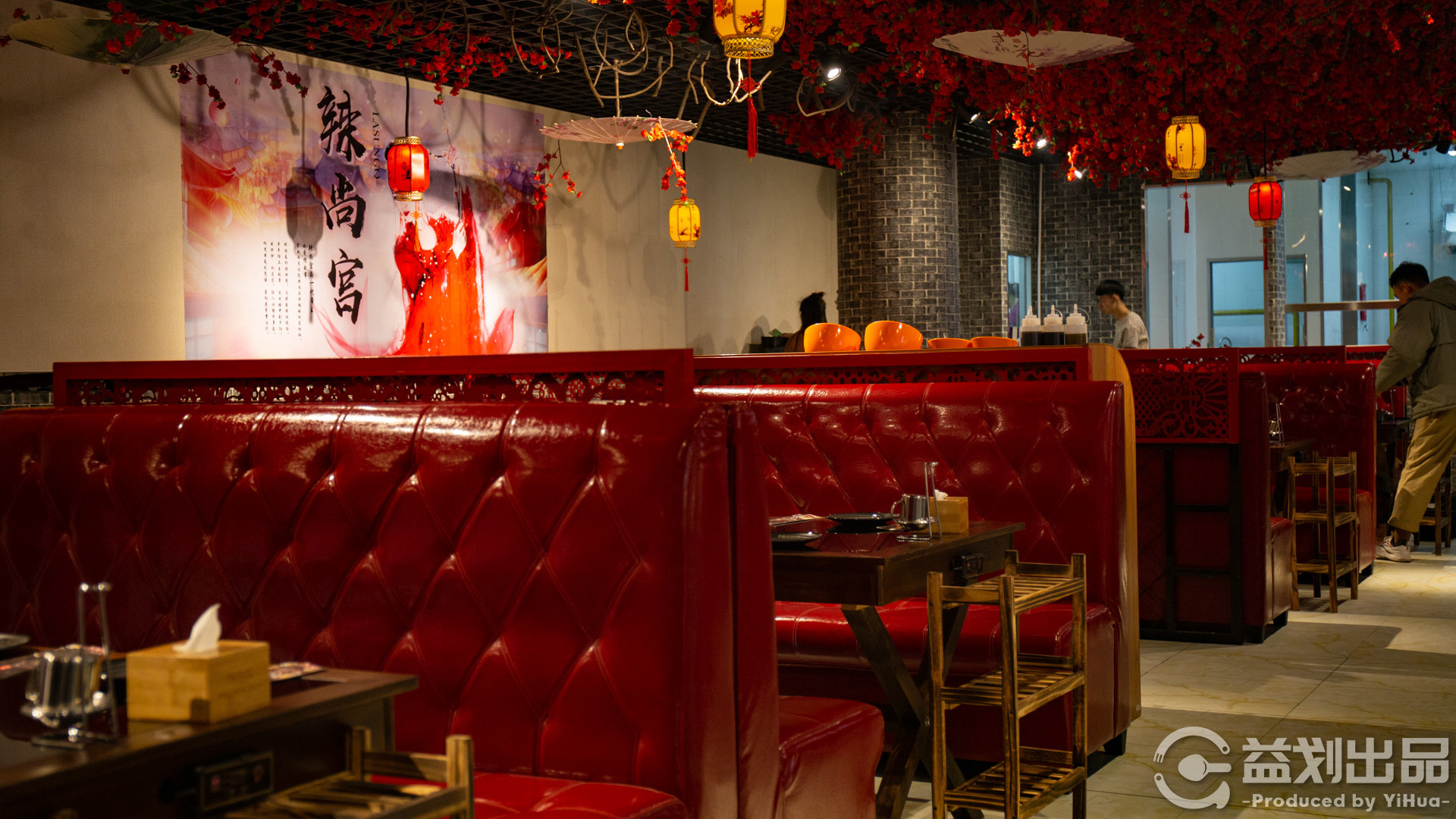 呼市旋转火锅烧烤一体餐厅,呼市吃烤肉推荐餐厅有哪些