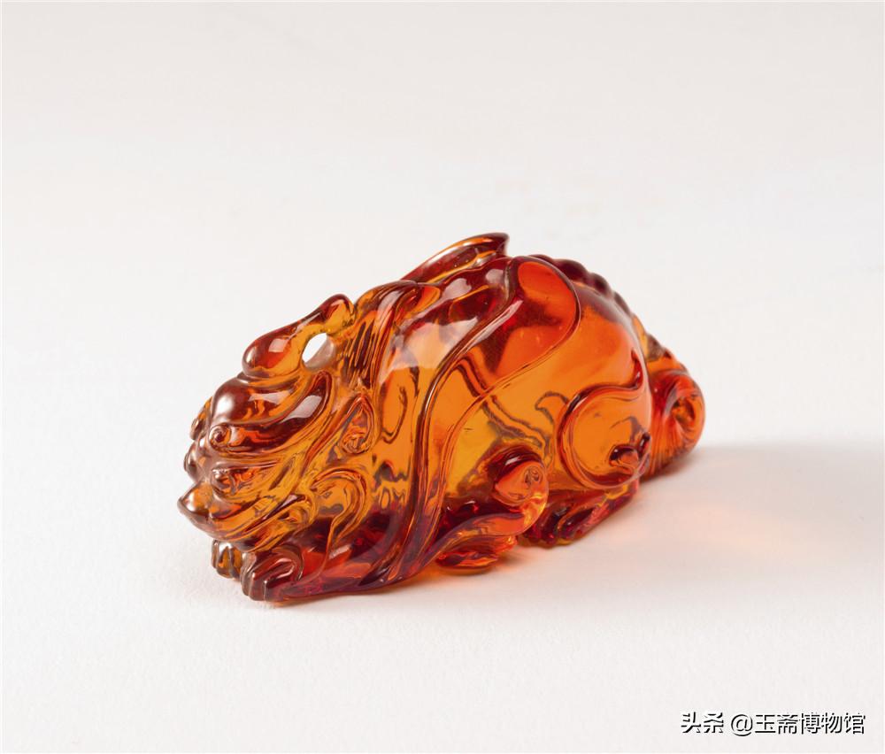 清乾隆时期琥珀蜜蜡雕刻摆件 (乾隆时期的琥珀鼻烟壶价值多少钱)