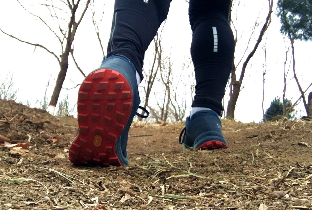 公认脚感最好的户外鞋始祖鸟,始祖鸟越野跑鞋高帮灰色