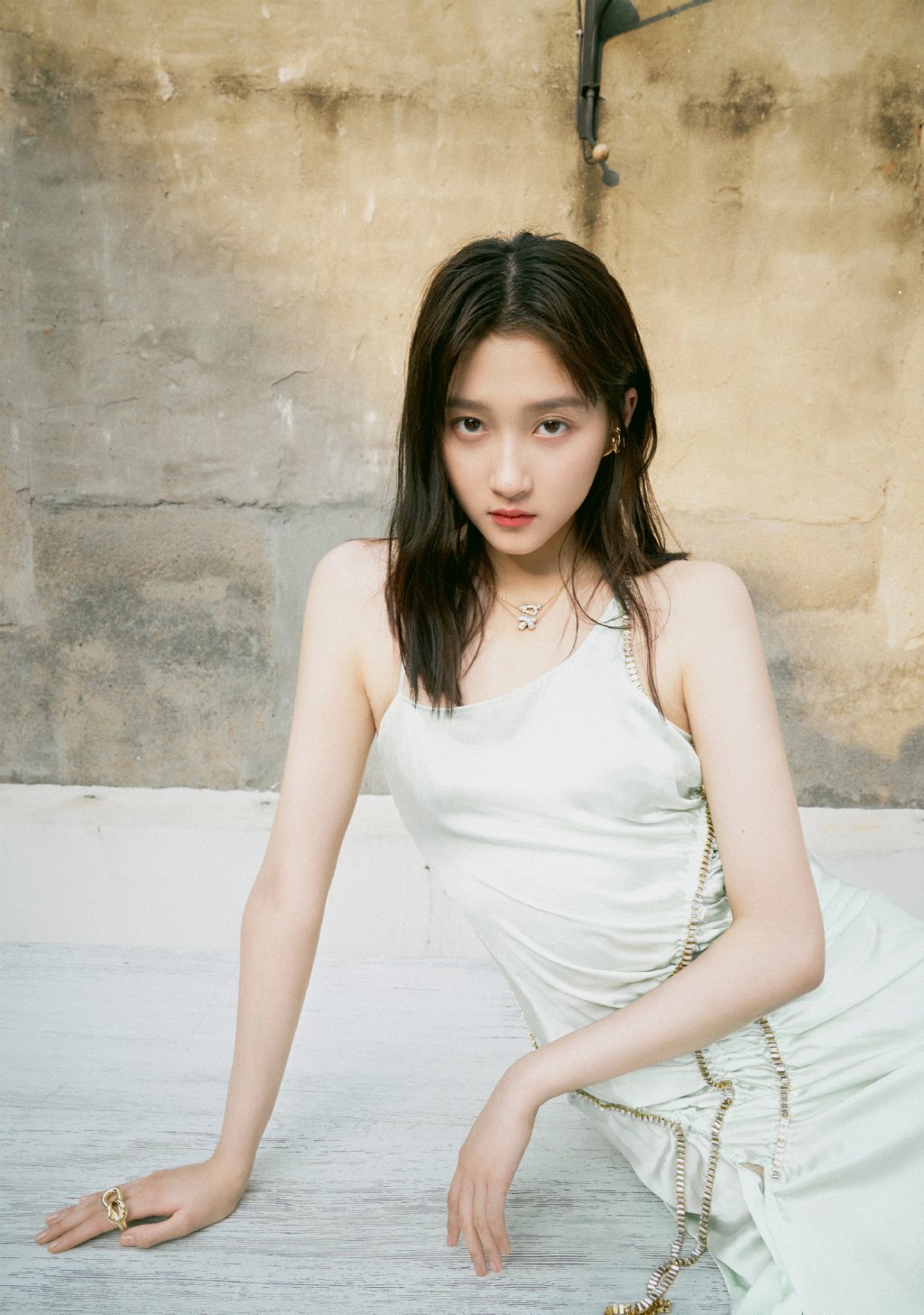 关晓彤22岁生日晒自拍,凤囚凰关晓彤露香肩