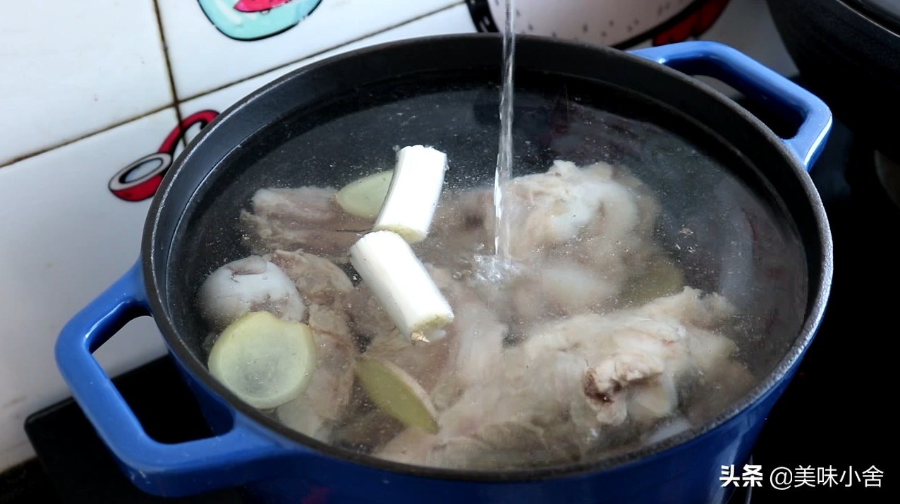 怎么做出奶白的骨头汤,怎样熬出鲜美的骨头汤