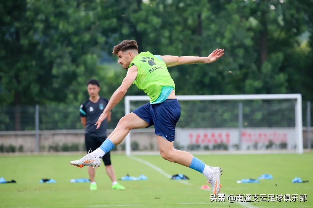 云动态|*男猛**戏水，狼兵泳池放松训练，快来围观