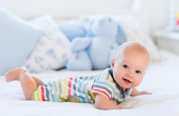 4个月宝宝都会哪些技能,宝宝4个月应该学会的技能