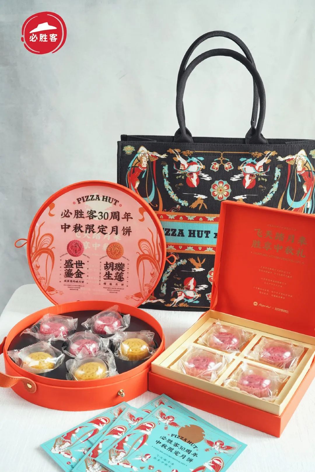 卡姿兰x必胜客的“下午茶”主题彩妆包装，梦回爱丽丝