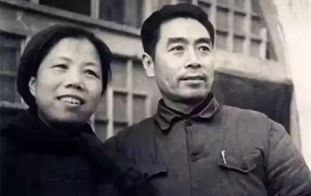 美国记者与周恩来握手，故意掏手帕不停擦手，周总理一招轻松反击