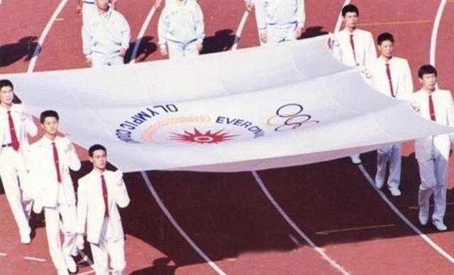 他是战争弃儿，在孤儿院长大，20年前却缔造中国第一的饮料品牌