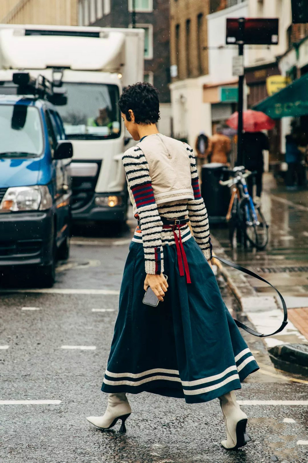 冬天靴子穿白色洋气还是黑色洋气,米白色靴子和黑色靴子