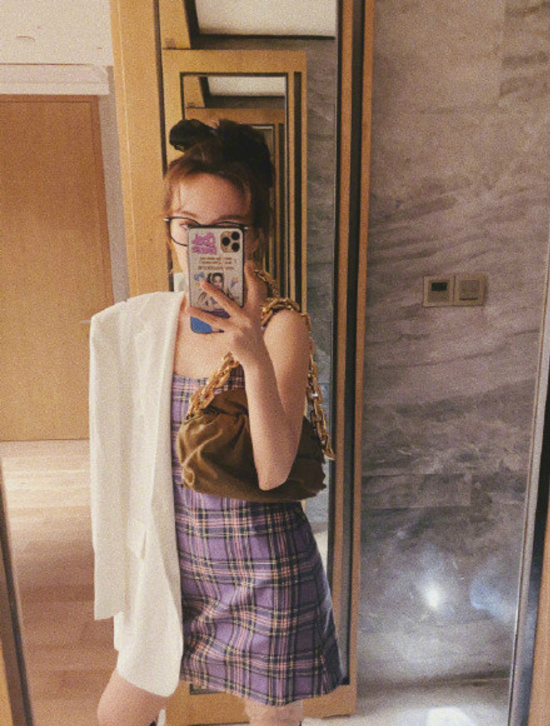 吴昕吊带露背装,吴昕穿红色中筒袜