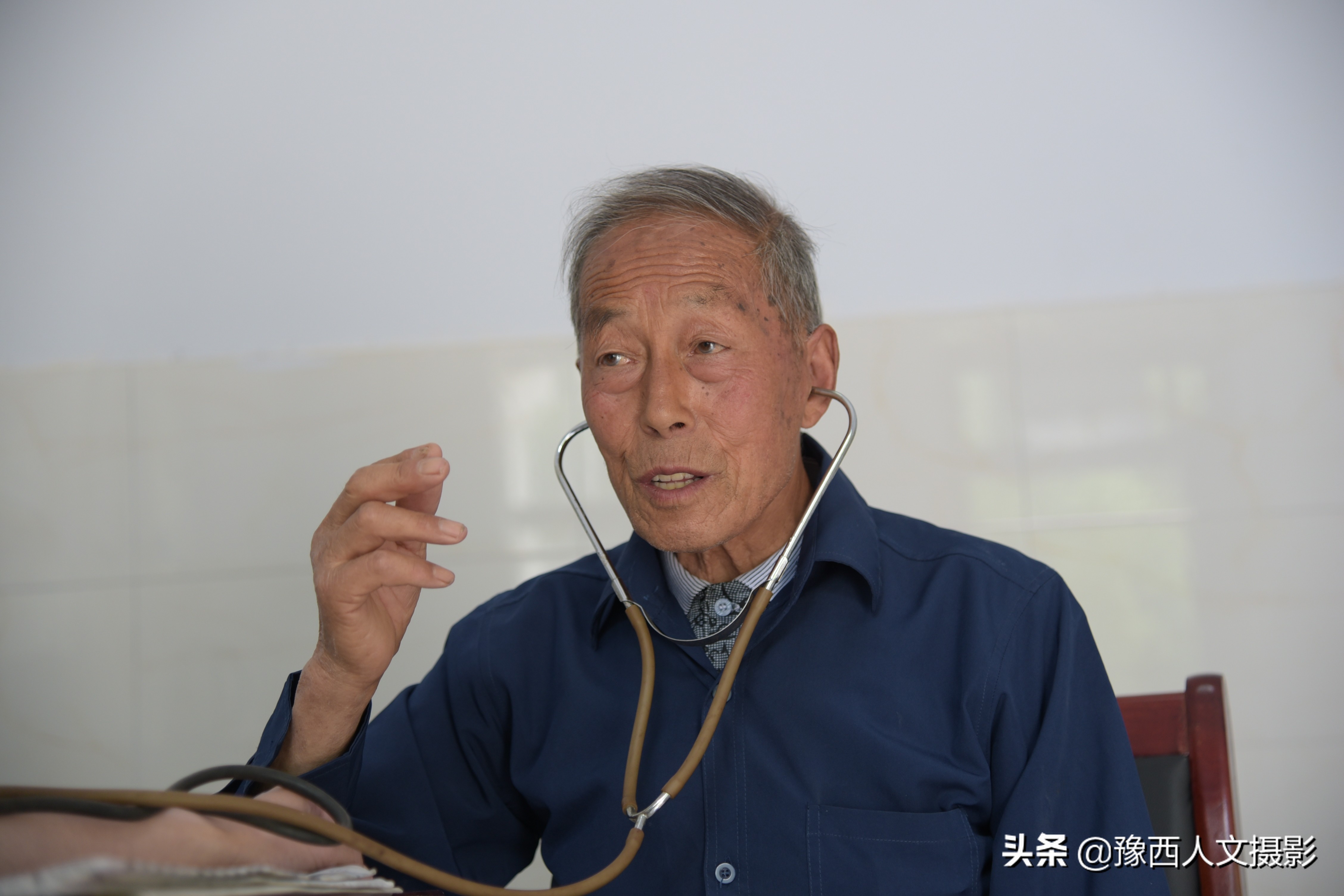 老村医治好脉管炎,两兄弟拿万元酬谢,他仅从毛票中抽出80块