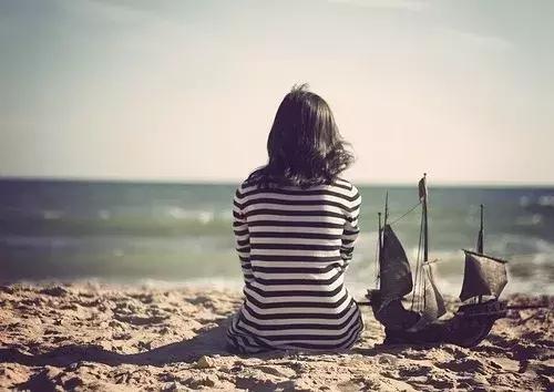 河南女子拜佛跳进香灰池,河南女子拜佛跳进香灰