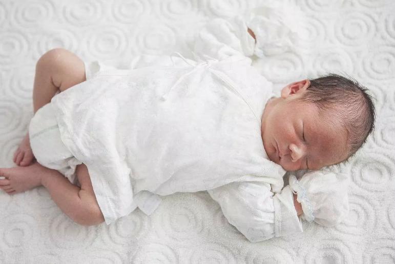 母乳宝宝不拉大便是母乳不够吃吗,母乳宝宝不攒肚子咋办