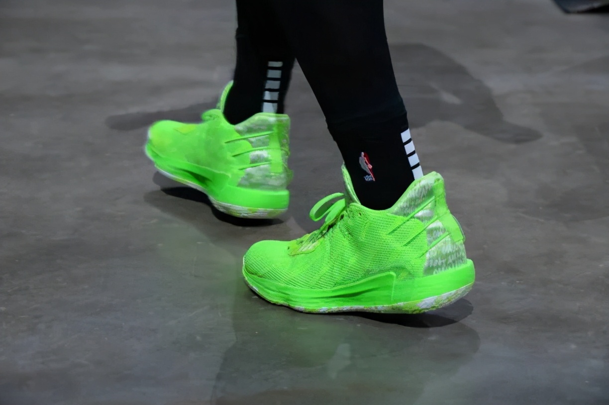 nba球员上脚球鞋闪击8,nba球星上脚闪击6圣诞节