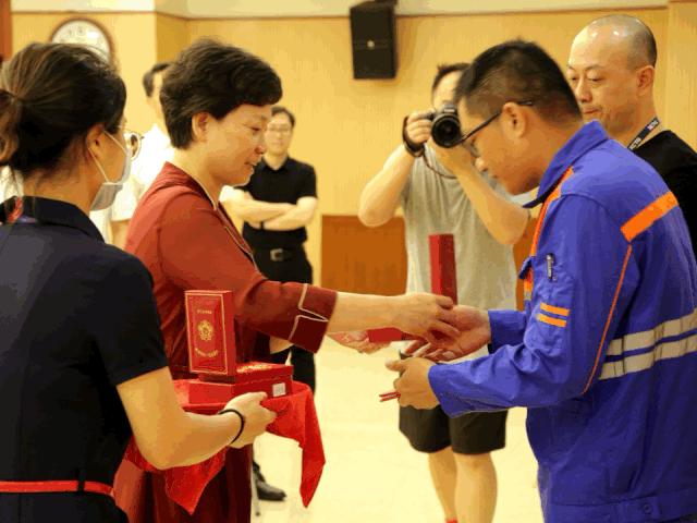 他每天背上近20斤的工具包，从一名“半路出家”的维修工成长为如今的技术状元