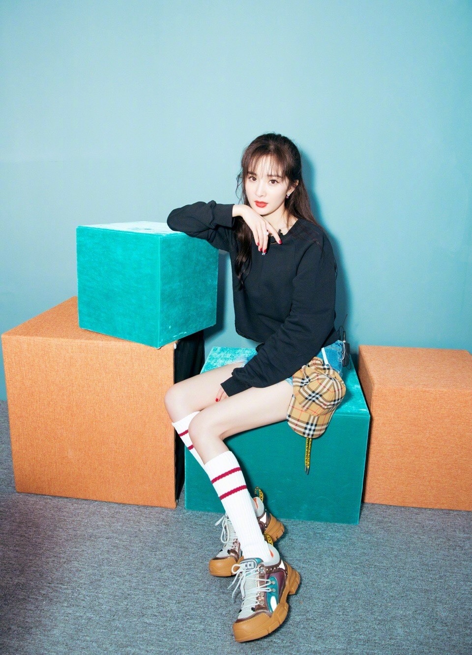 时尚潮流黑袜,今年流行的黑袜