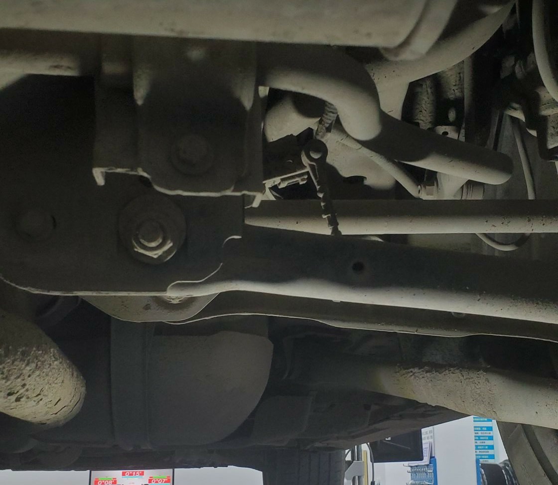 路虎揽胜极光加速左右抖动,路虎极光动力转向性能减弱