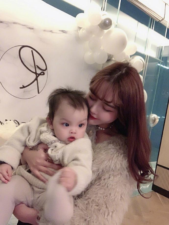 韩安冉带女儿上学,韩安冉培养小猪妹花多少钱