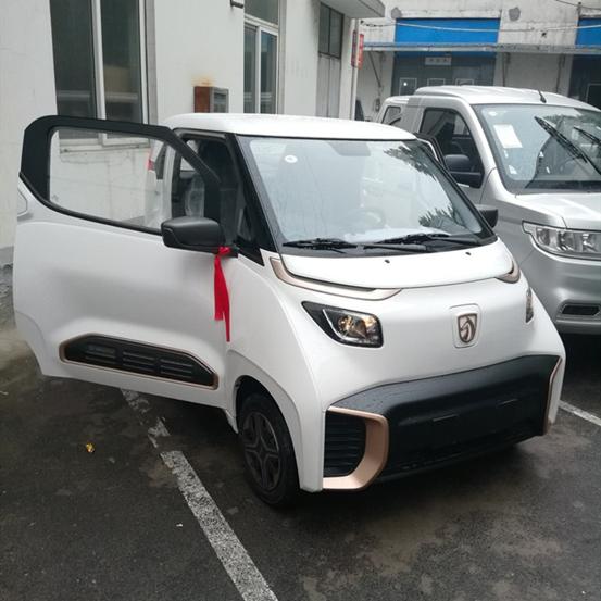 停车位贵过车子四倍车主把大众迈腾换成了宝骏E200图的是啥？