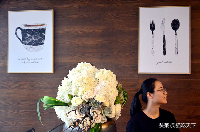 手推咖啡车起家，这家咖啡厅有何秘诀，七年开店遍布鹭岛？