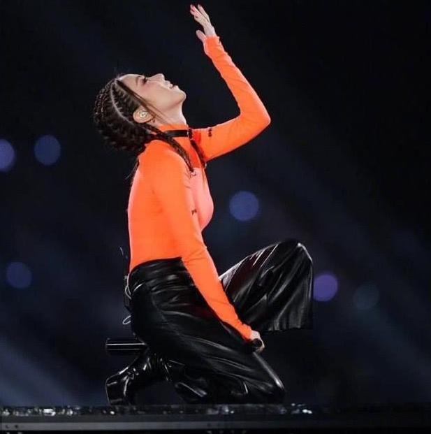 邓紫棋的皮裤怎么穿好看,邓紫棋黑色紧身弹力裤穿搭