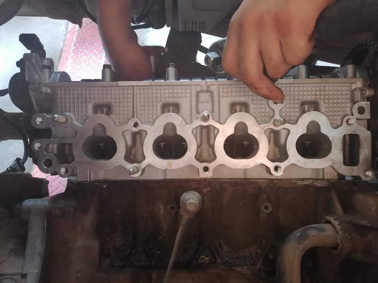 凸轮轴瓦盖不上油,凸轮轴瓦盖上紧转不动