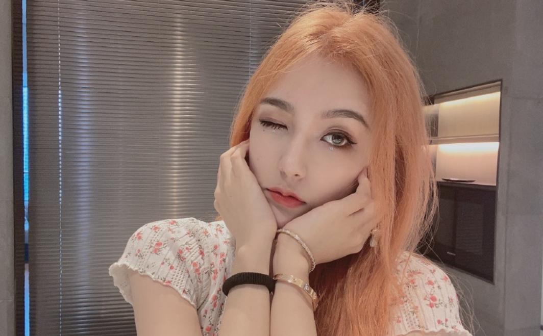 为什么女解说不能穿黑丝了？这是电竞规矩，玩家：穿旗袍不也行吗