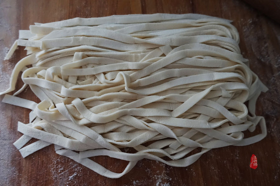 香气四溢的牛肉面，让家人吃得好舒服，自己擀的面条也是关键