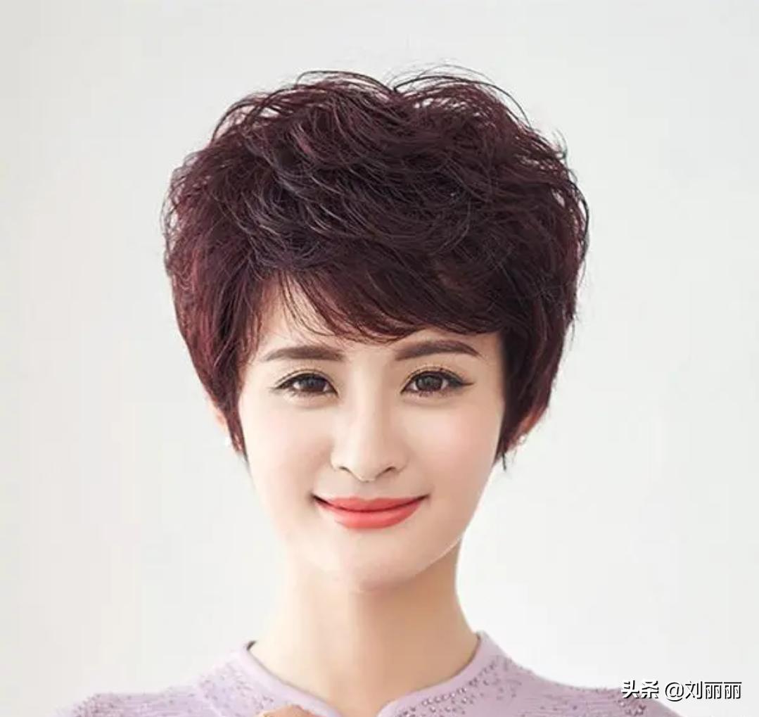 70岁白发阿姨换款发型堪比整容,70岁白发阿姨换款发型