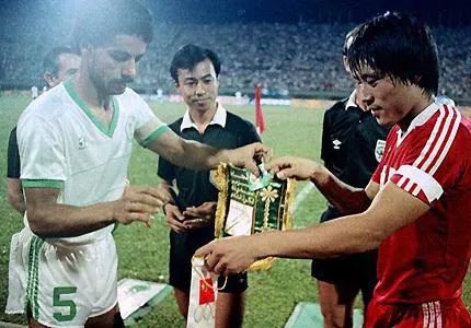 18年巴西球迷扔杂物砸大巴,前国脚曝16年前花20万能进国足