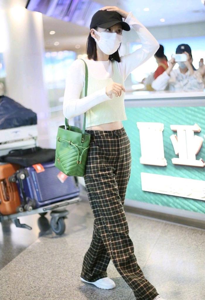 这个秋天“抹茶包”终于火了，时髦亮眼还很百搭，难怪明星都爱背