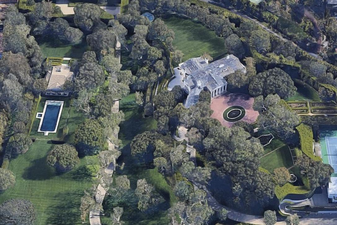 亚洲首富砸20亿为妻子造豪宅,世界首富携新欢现身