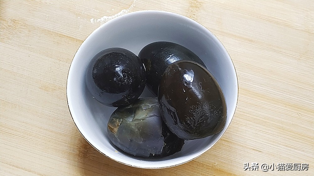 让人口水直流的擂辣椒皮蛋，香辣下饭，上桌就抢光，吃完还想吃