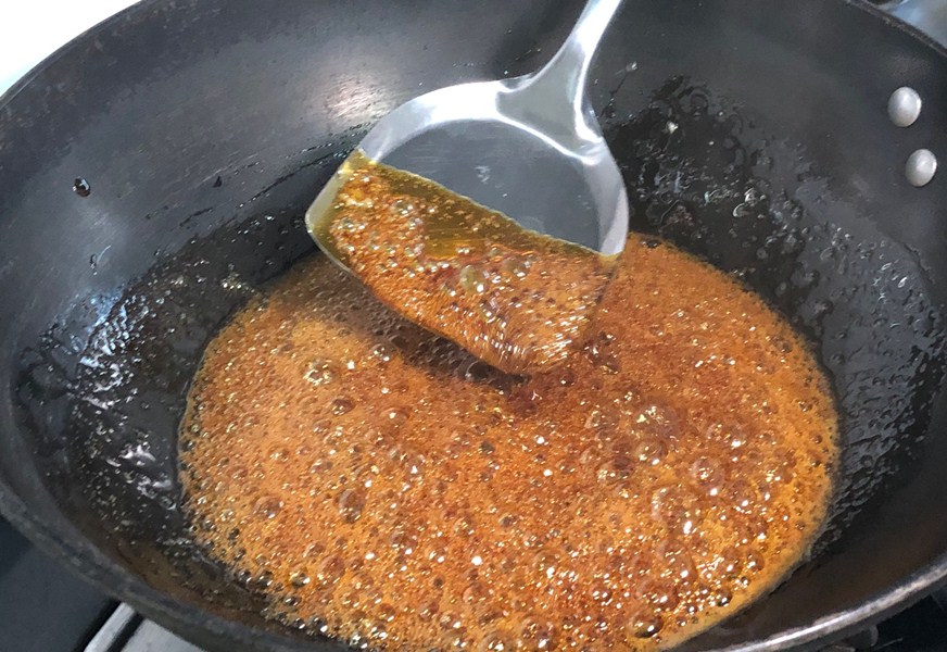 炒糖色直接糊了,炒糖色到了起大泡时要不要继续炒