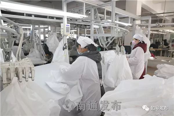如皋九鼎服装复工率百分百！首批1500件防护服已发往武汉等地！