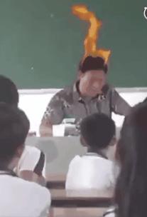 贾玲在沙发上翘二郎腿搞笑图片,贾玲跷二郎腿动图下载