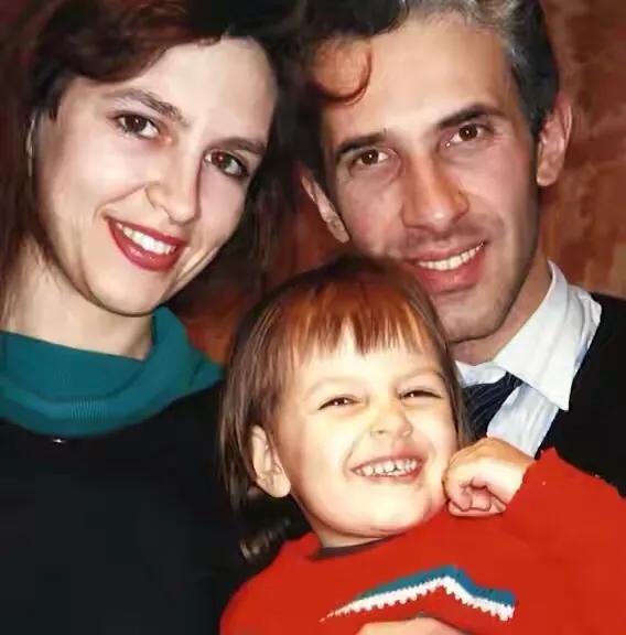 大马前国王与俄选美皇后结婚,俄选美皇后王室婚姻梦碎净身出户