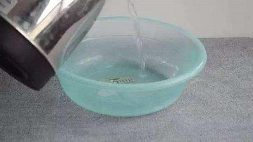 洗菜篮子孔多难清理，找个脸盆泡热水，5分钟就洗干净