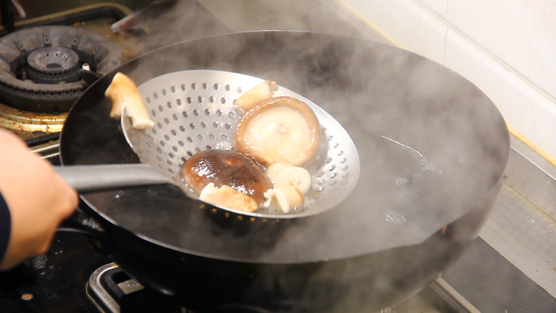 香菇牛肉酱二元一罐,香菇牛肉酱方便携带一小盒