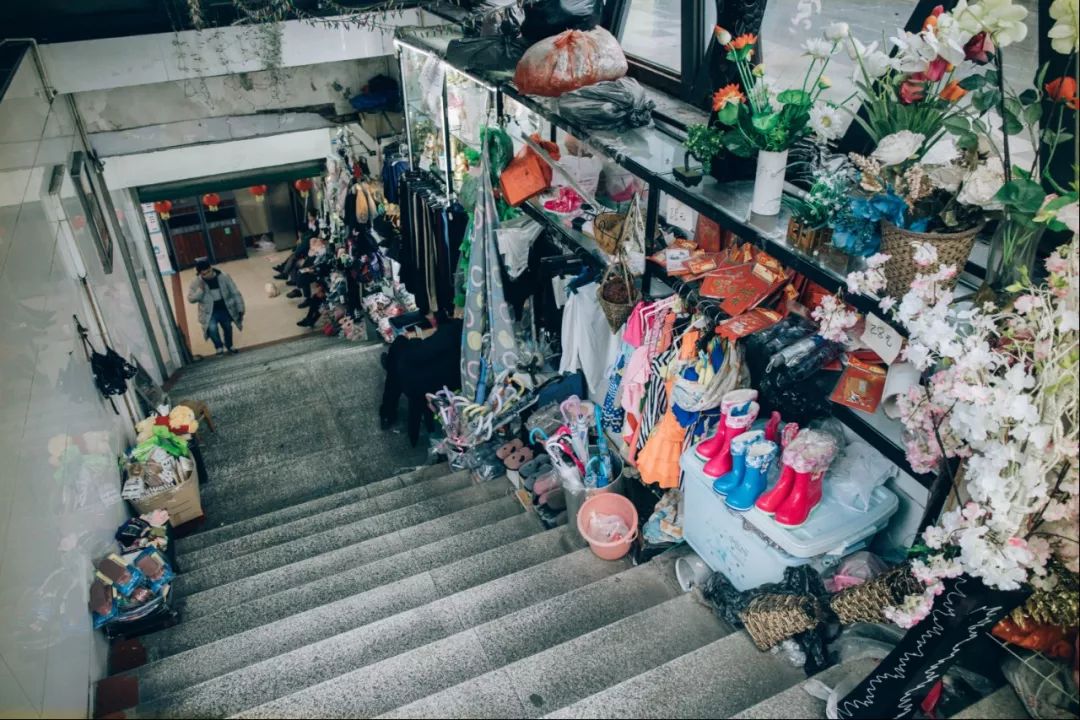 鍗楀潽鍦颁笅璐墿澶╁爞,鍦颁笅鍟嗗満閲嶅簡琚仐蹇樼殑璐墿澶╁爞