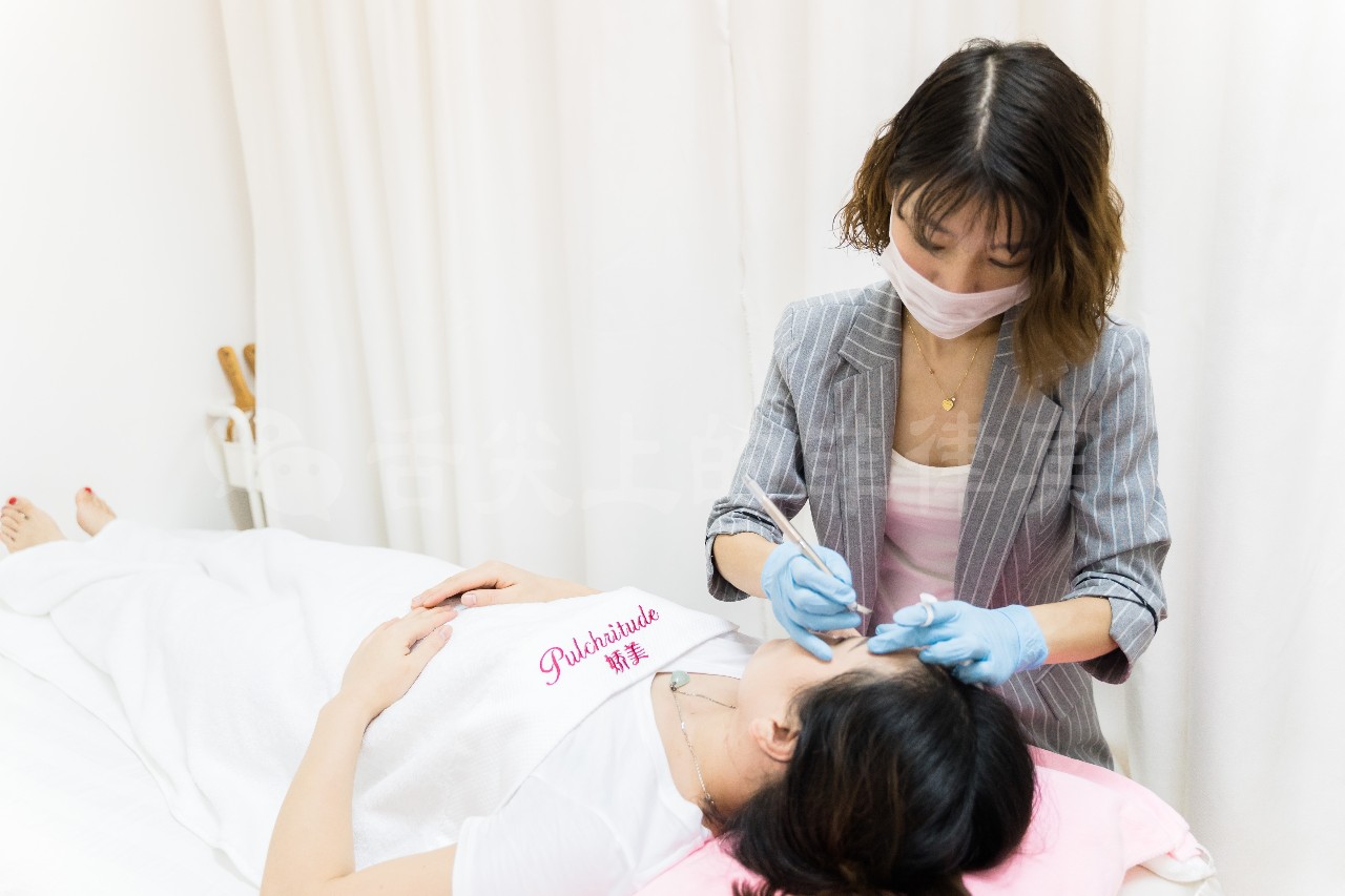 90后美女开了一家美容院,90后美女开直营店