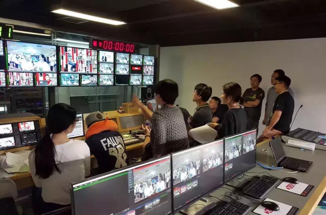 朝阳黄渤：从电视台裸辞成为百万大V，从无名小卒变成与麦迪并肩