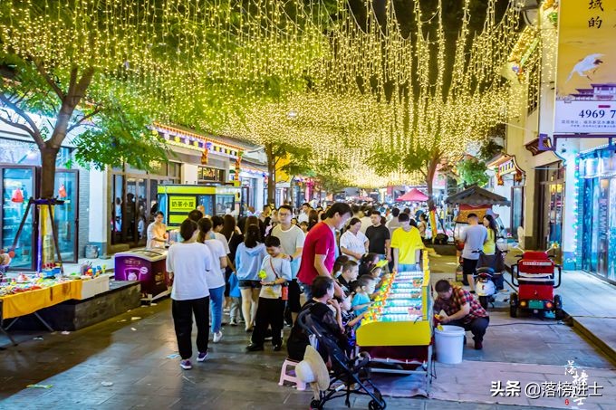 安徽滁州有一座定远古城，有1500多年历史，晚上比白天还热闹