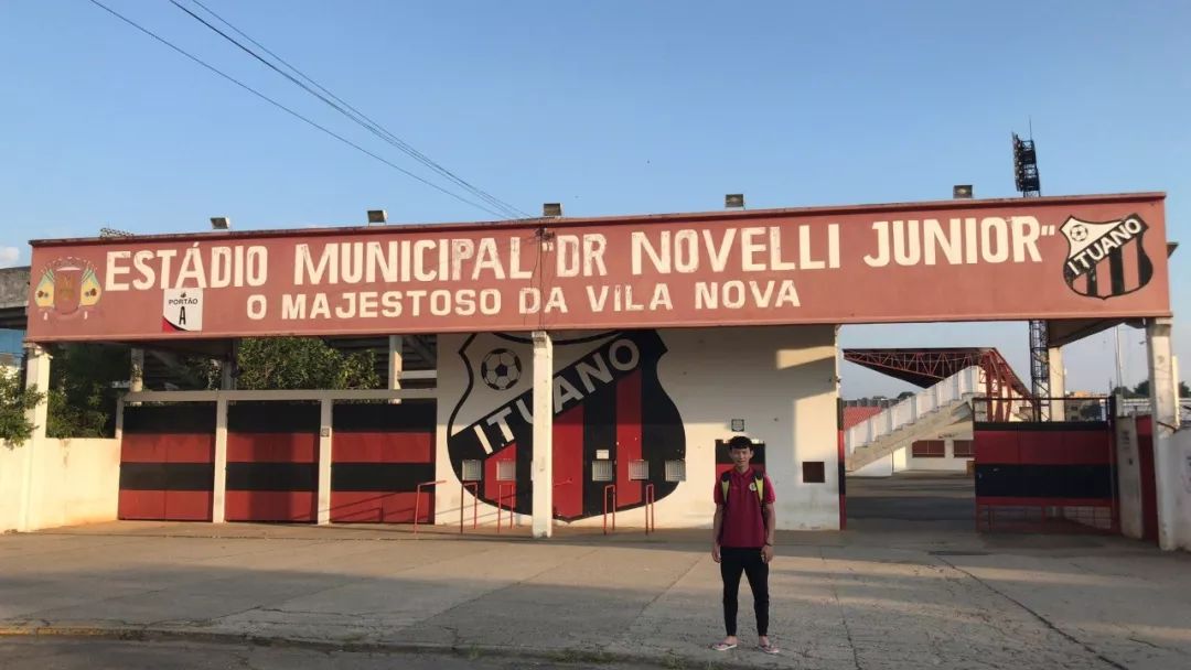 在巴西青训的中国人,日本在巴西踢球的少年