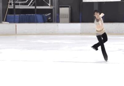 羽生结弦穿花衬衫2018,羽生结弦花衬衫拼接款