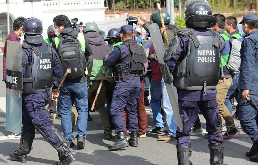 几个华人在尼泊尔打警察后续,中国人在尼泊尔被警察打后续