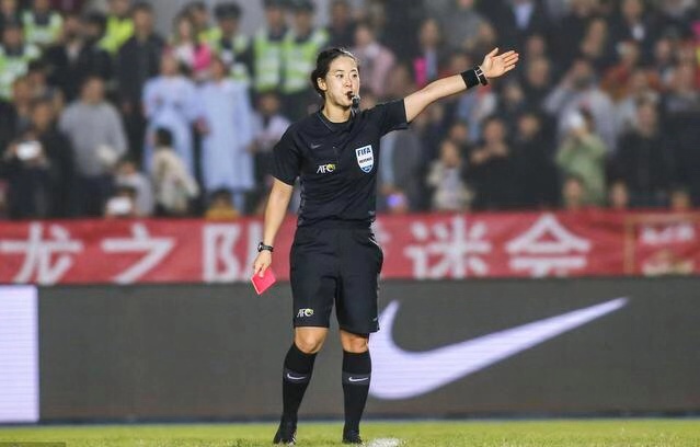 韩国女明星给中国粉丝惊喜,韩国女裁判惊艳全场