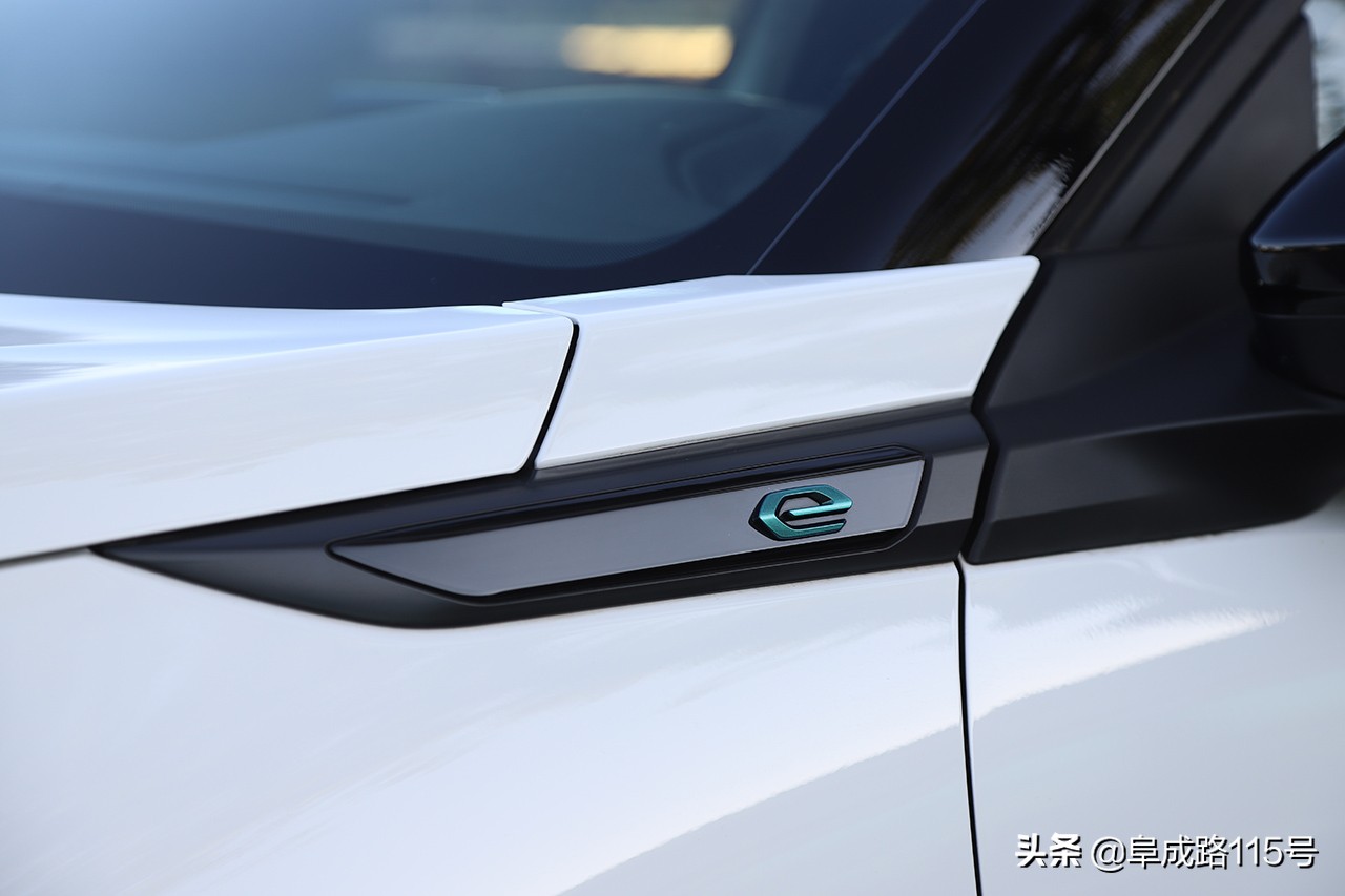 奶帅的面孔，裸眼3D的内容，一身名牌的e2008缺点究竟在哪