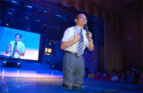 亚洲赌王身高从一米七变成一米三,亚洲赌王怎么从1米7变1米3