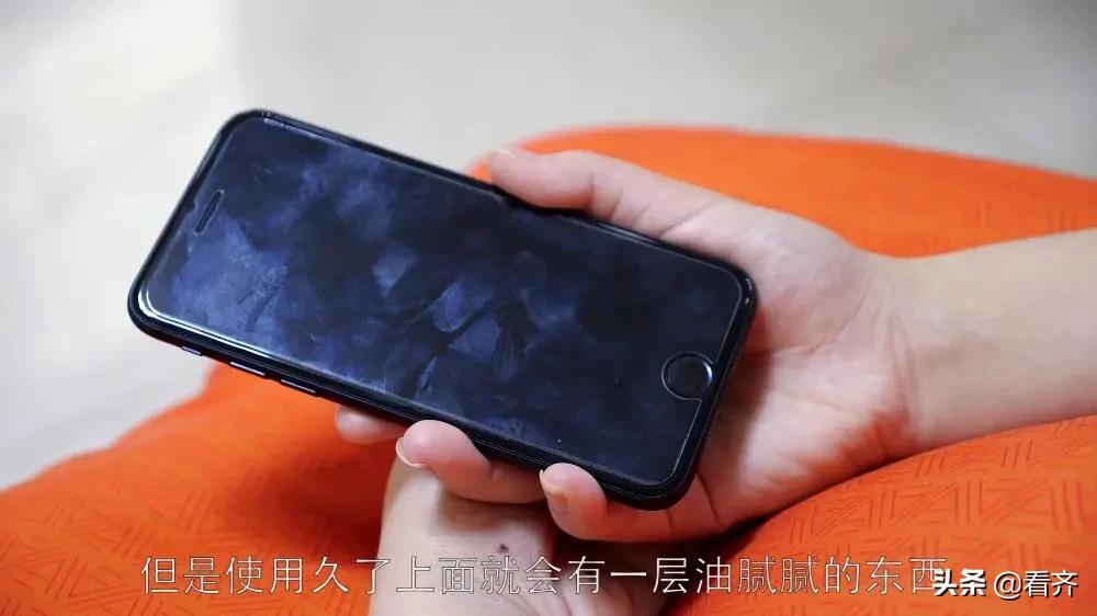 如何清理手机屏幕的油污,怎么把手机屏幕上的油渍清理干净