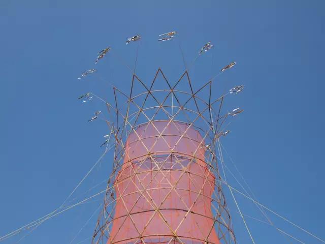 设计师在非洲做了个花篮，用来向天空借水